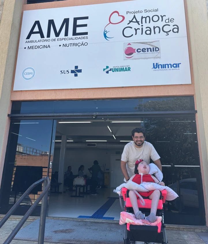 Gledson e Mallu em frente ao projeto social Amor de Criança.