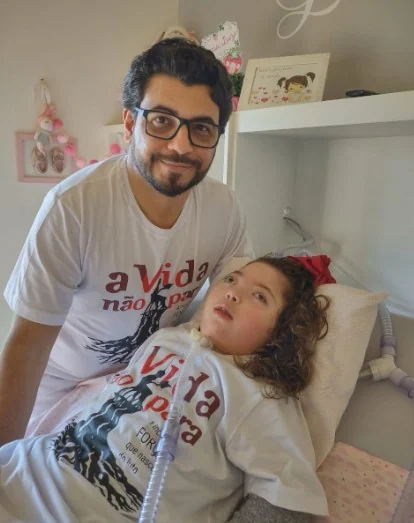 Gledson e Mallu com camisetas do livro.