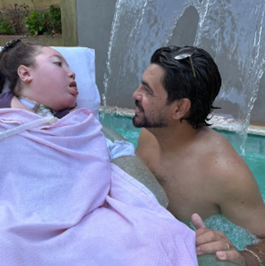 Gledson e Mallu na piscina.