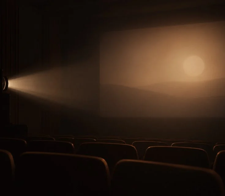 Tela de cinema com a luz do projetor.